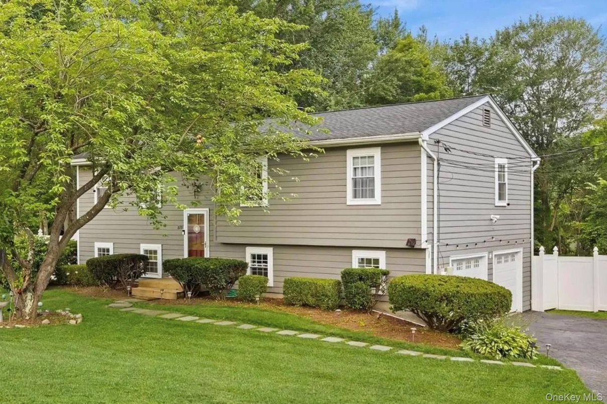 Attached, Exterior, Facade, Raised Ranch
