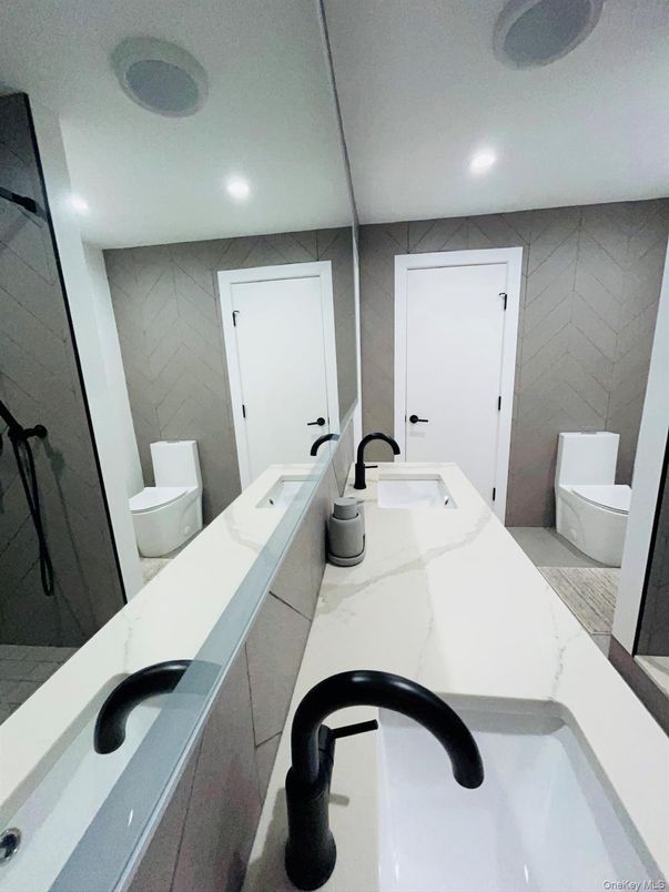 Bathroom, Dual Sink Vanities, Interior, Recessed Lighting