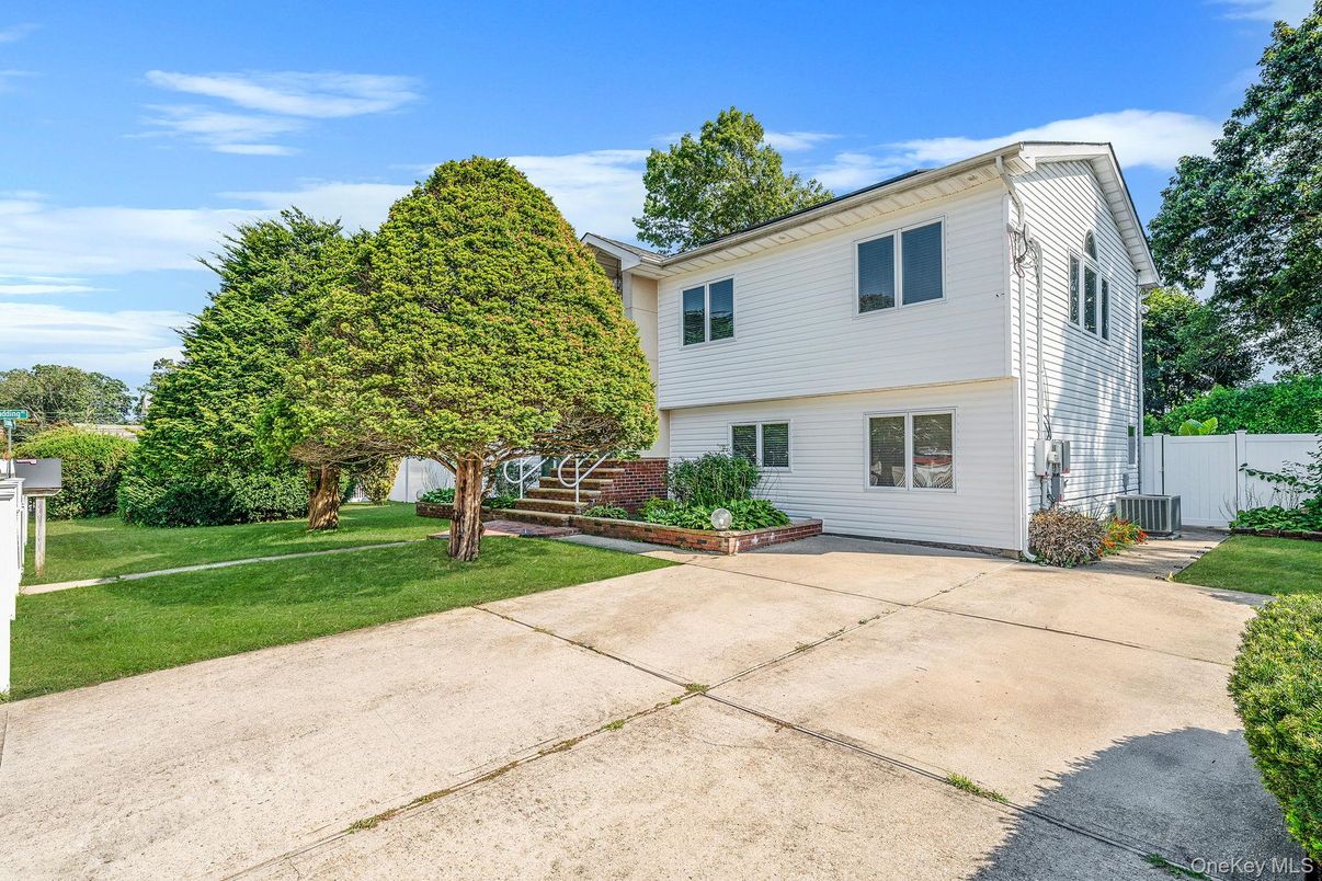 Exterior, Facade, Split Level