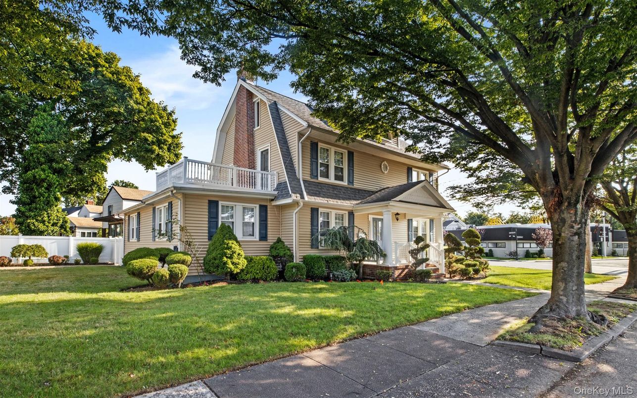 Exterior, Facade, Queen Anne Victorian