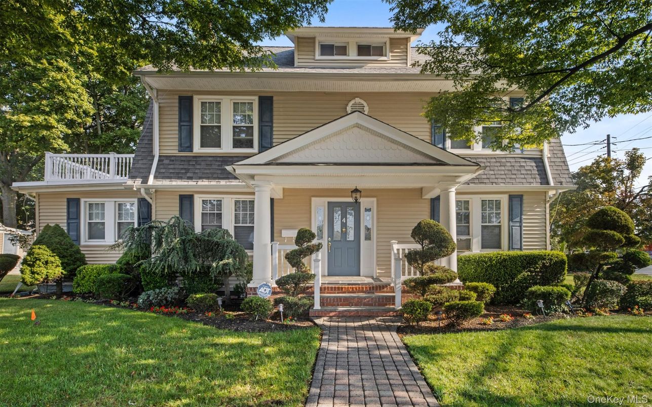 Exterior, Facade, American Foursquare