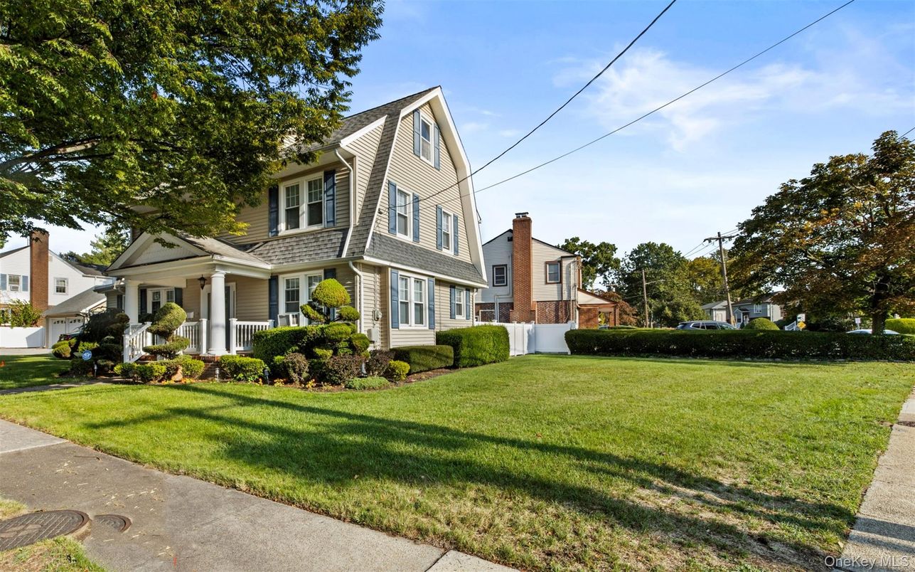 Backyard, Exterior, Facade, Queen Anne Victorian