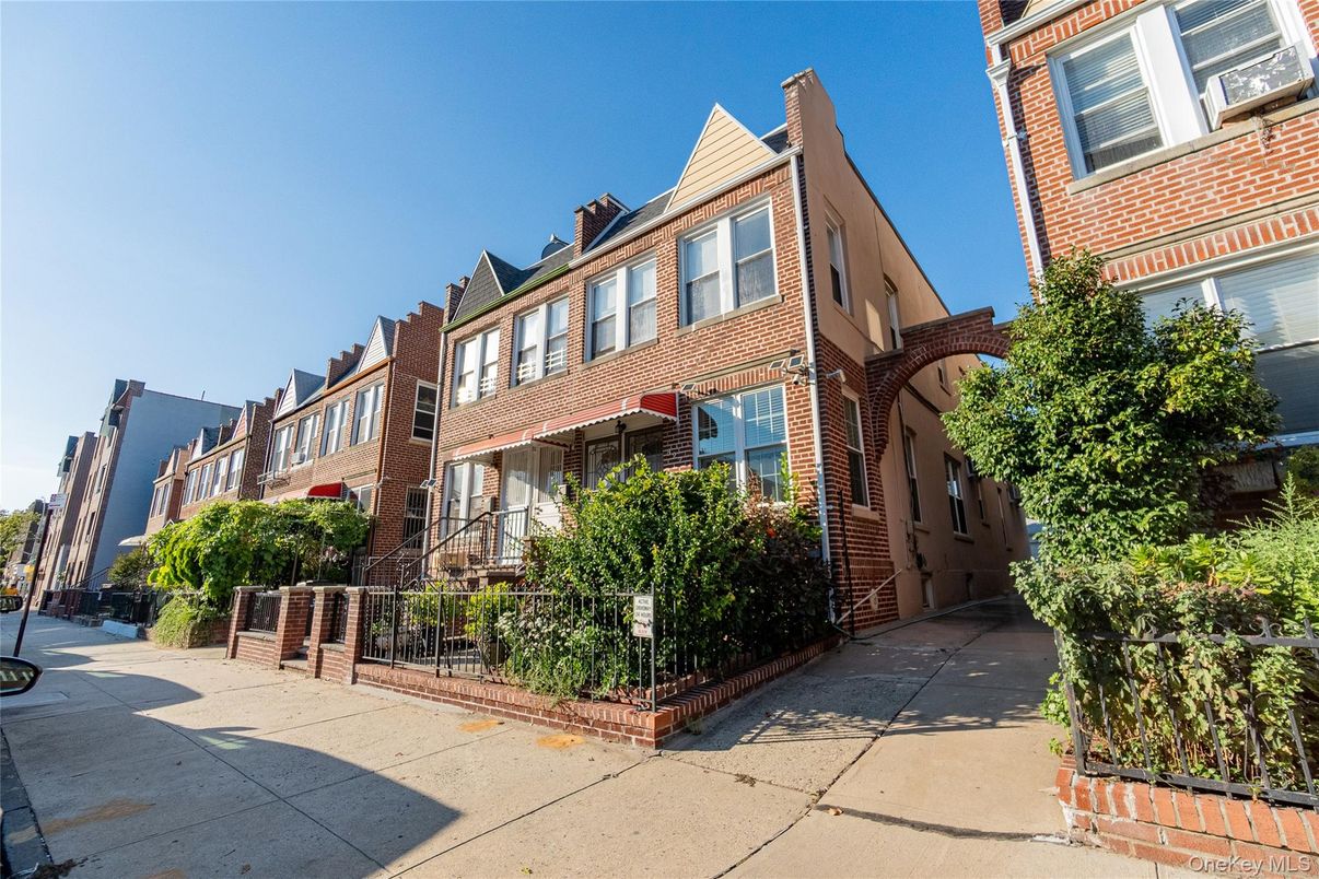 Exterior, Facade, Brick Facade, Rowhouse