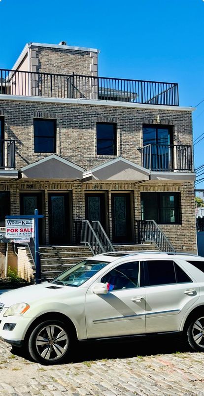 Exterior, Facade, Brick Facade, Rowhouse