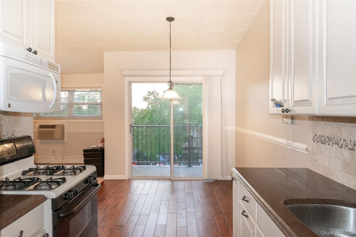Interior, Kitchen, Pendant Lights, Wood Texture Flooring