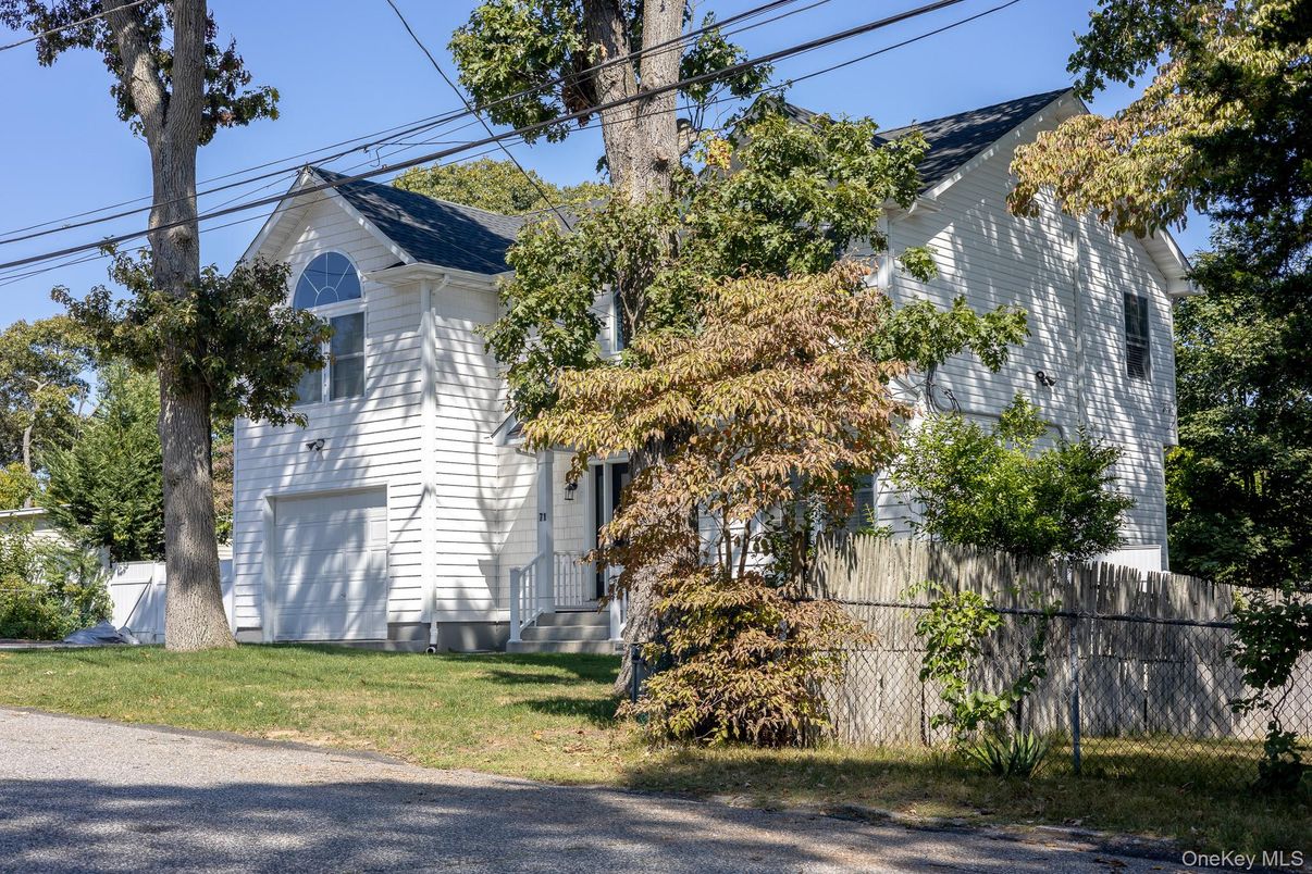 Attached, Exterior, Facade, Queen Anne Victorian