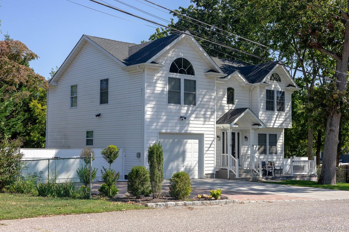 Attached, Exterior, Facade, Farmhouse