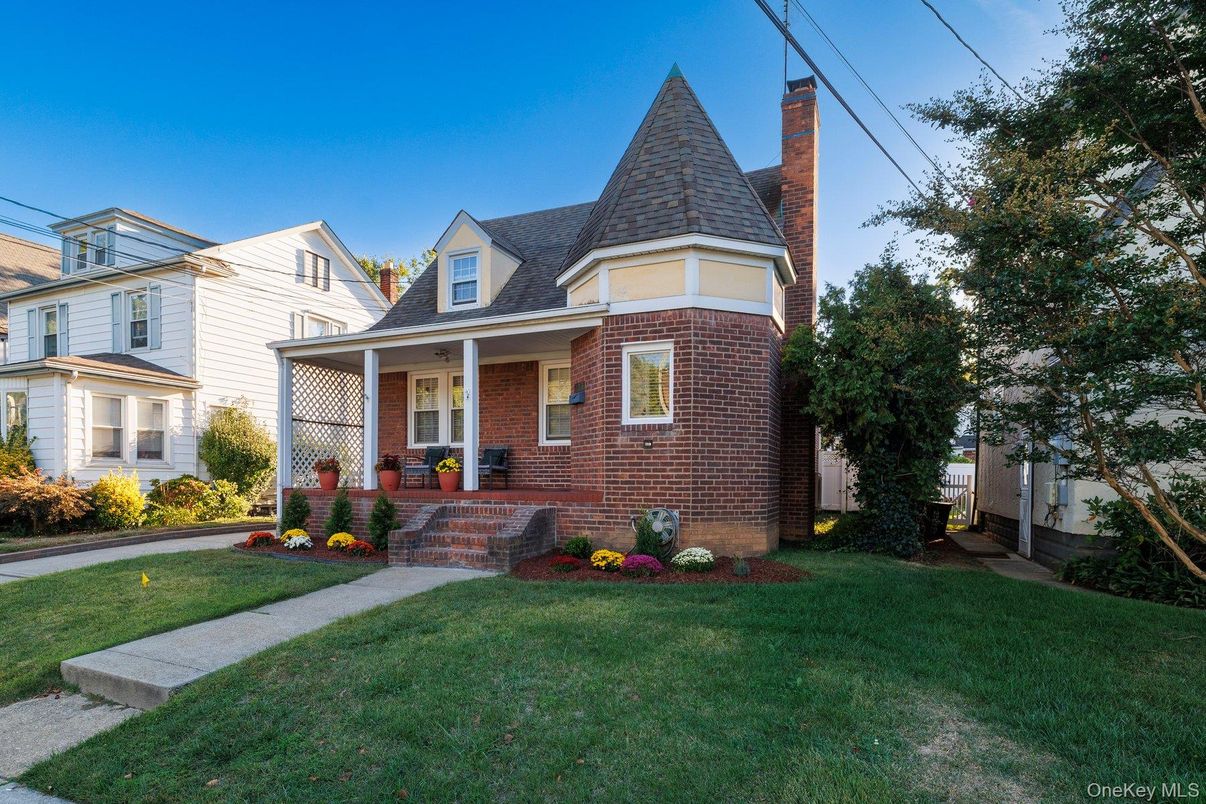 Exterior, Facade, Brick Facade, Queen Anne Victorian