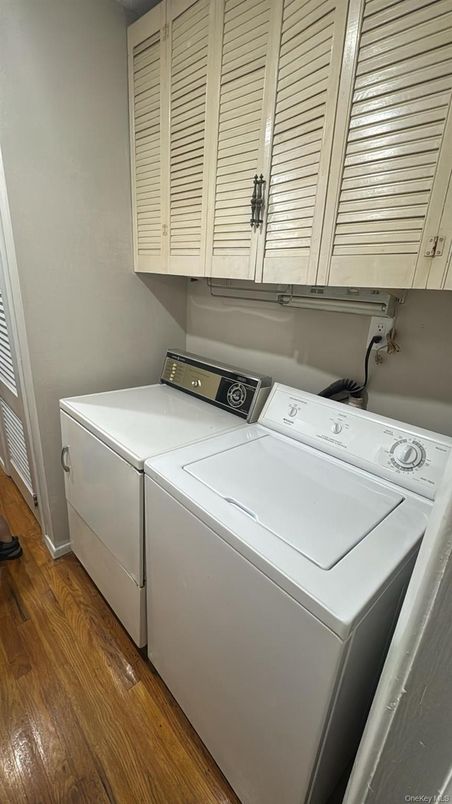 Interior, Washer, Wood Texture Flooring