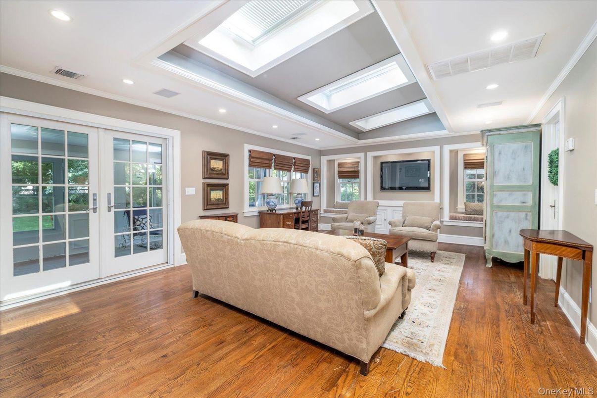 Interior, Living room, Pendant Lights, Recessed Lighting, Wood Texture Flooring