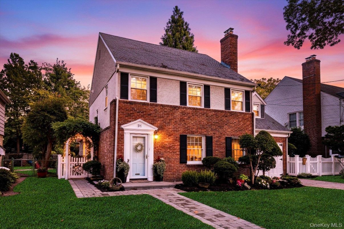 Exterior, Facade, Brick Facade, Georgian