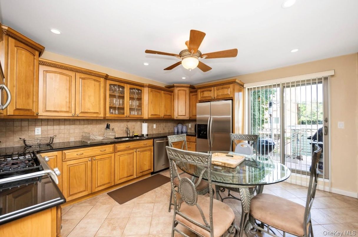 Dining room, Interior, Kitchen, Recessed Lighting, Stainless Steel Appliances