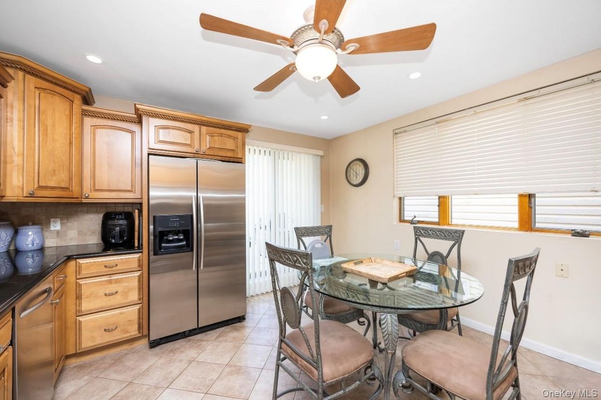 Dining room, Interior, Kitchen, Recessed Lighting, Stainless Steel Appliances