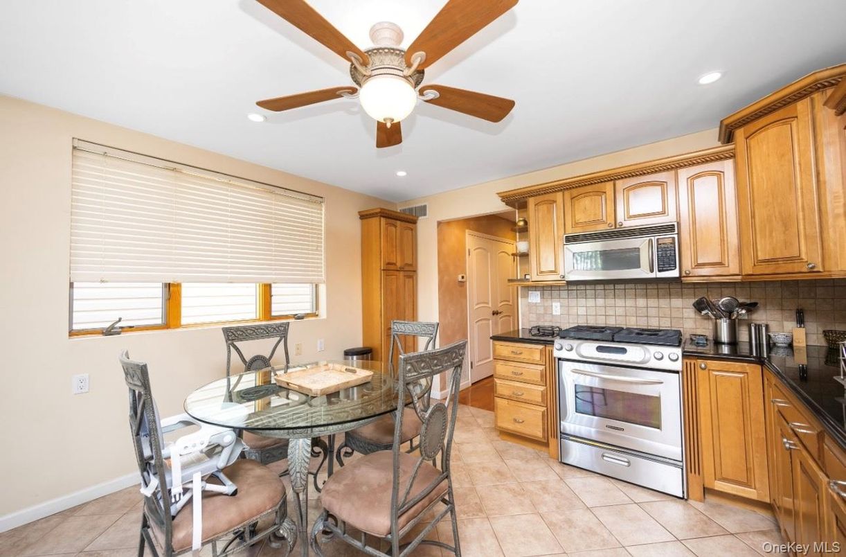 Dining room, Interior, Kitchen, Recessed Lighting, Stainless Steel Appliances