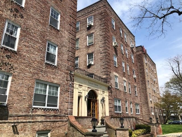 Exterior, Facade, Brick Facade, Rowhouse