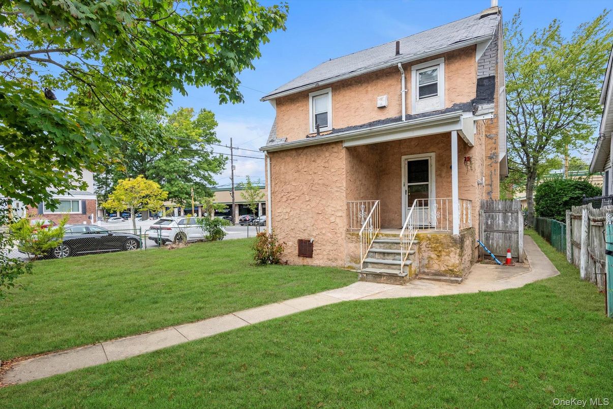 Backyard, Exterior, Facade, American Foursquare