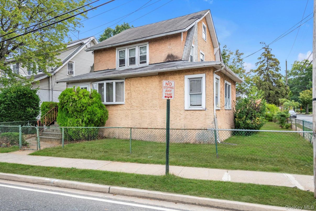 Exterior, Facade, American Foursquare