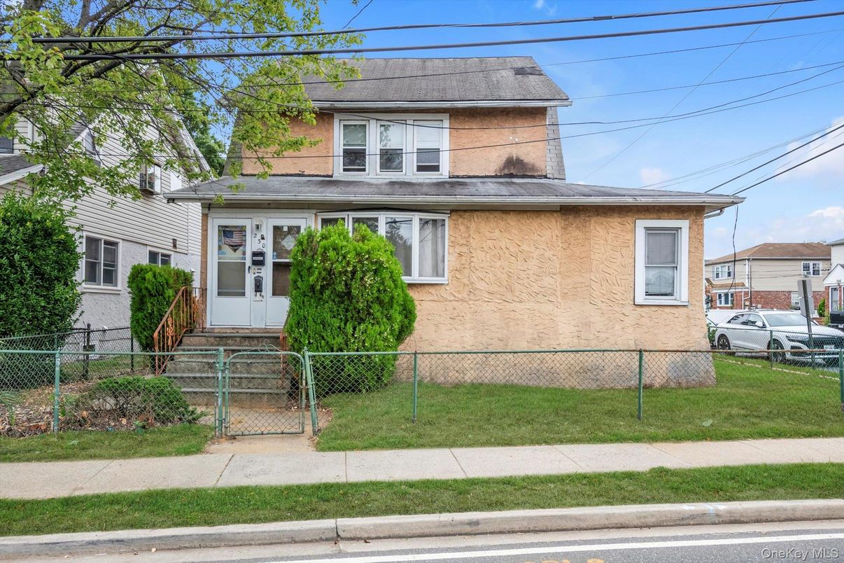 Exterior, Facade, American Foursquare