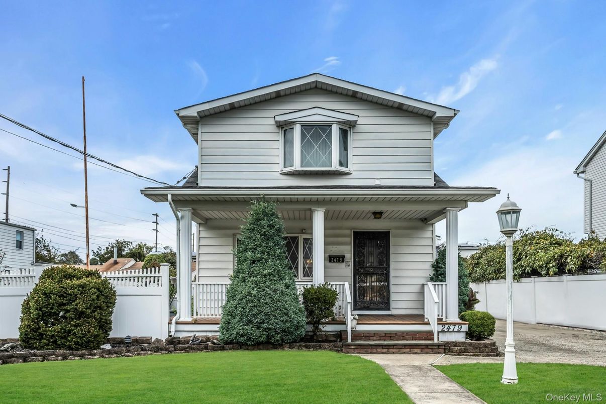 Exterior, Facade, Queen Anne Victorian