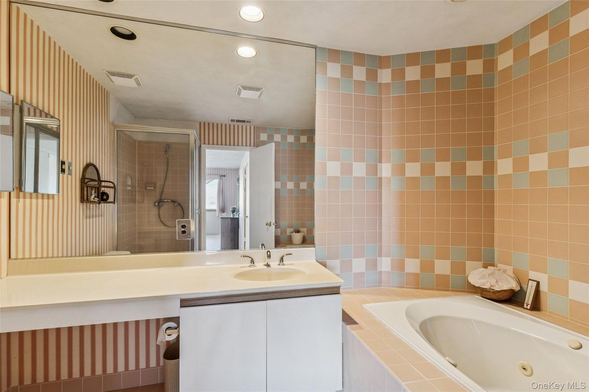 Bathroom, Interior, Recessed Lighting