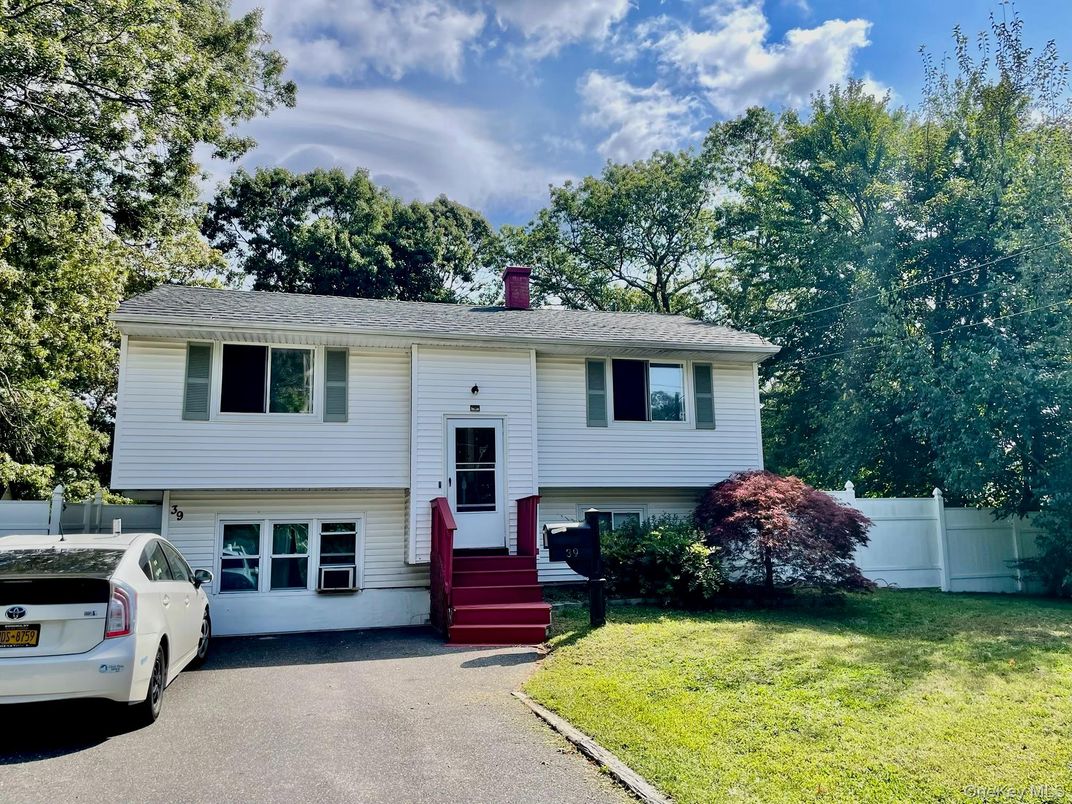 Attached, Exterior, Facade, Raised Ranch