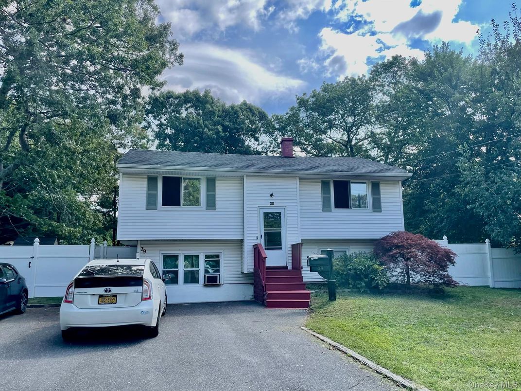 Exterior, Facade, Raised Ranch