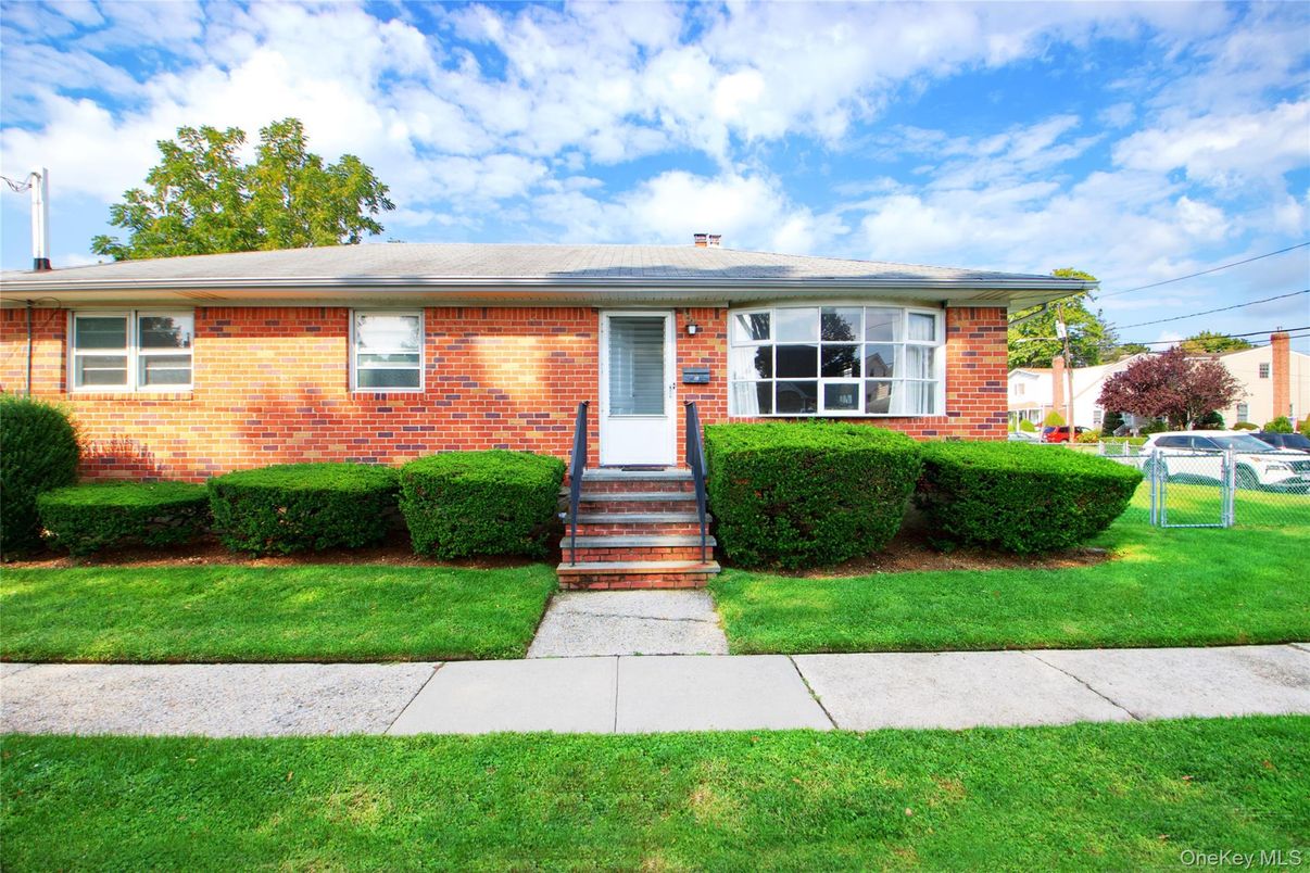 Exterior, Facade, Brick Facade, Ranch