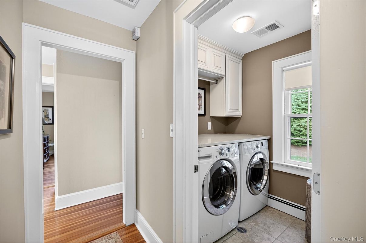 Interior, Washer, Wood Texture Flooring