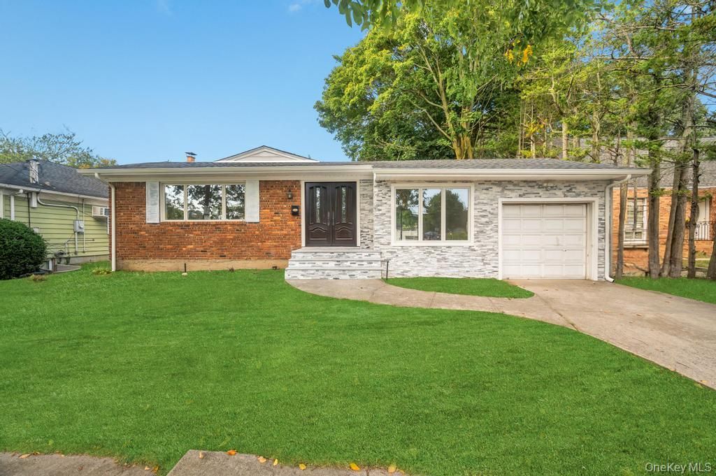 Attached, Exterior, Facade, Brick Facade, Ranch