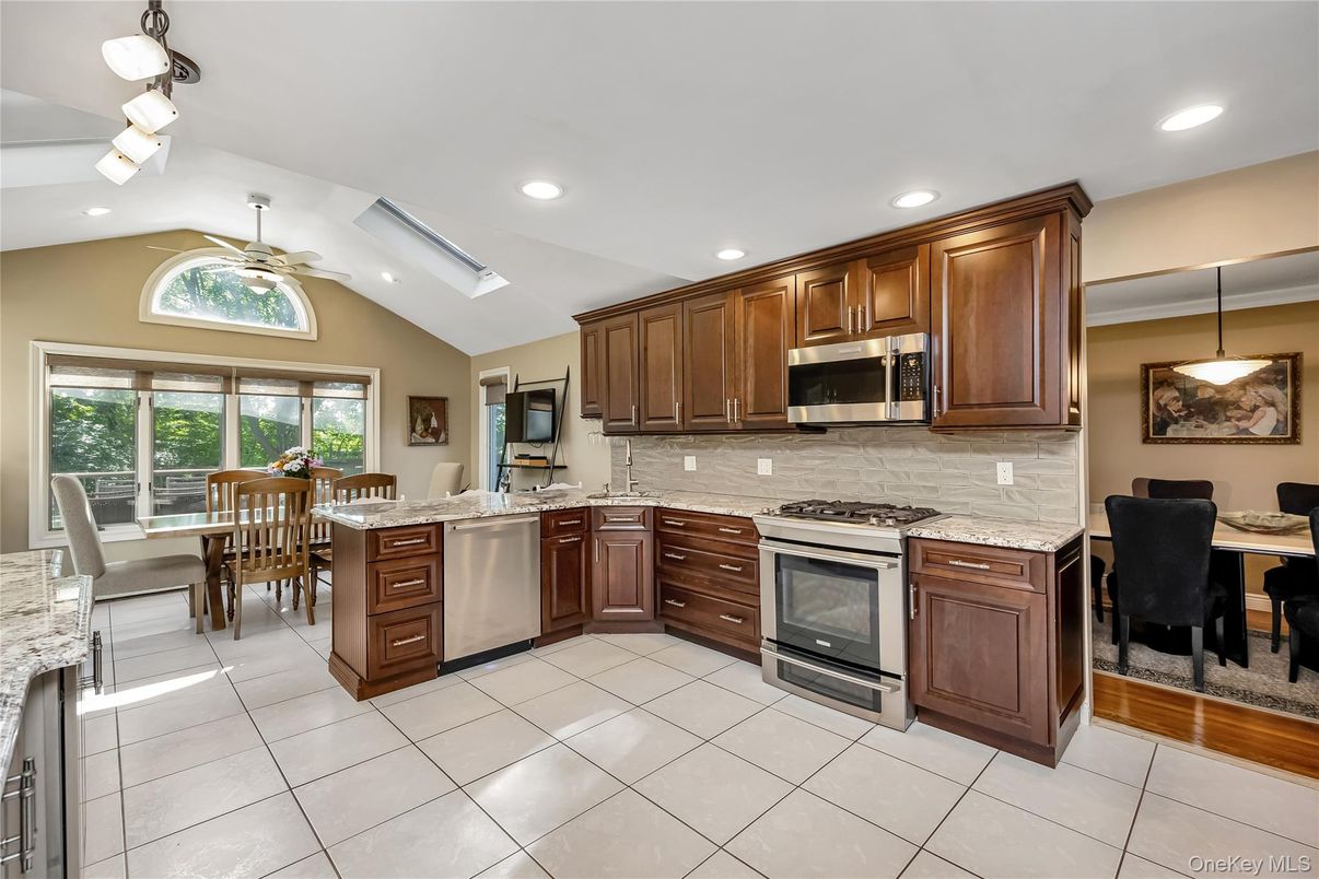 Dining room, Interior, Kitchen, Recessed Lighting, Stainless Steel Appliances