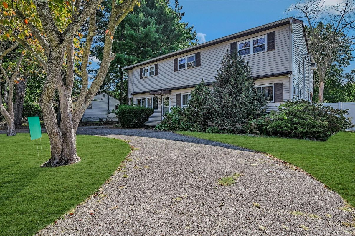 Exterior, Facade, Raised Ranch