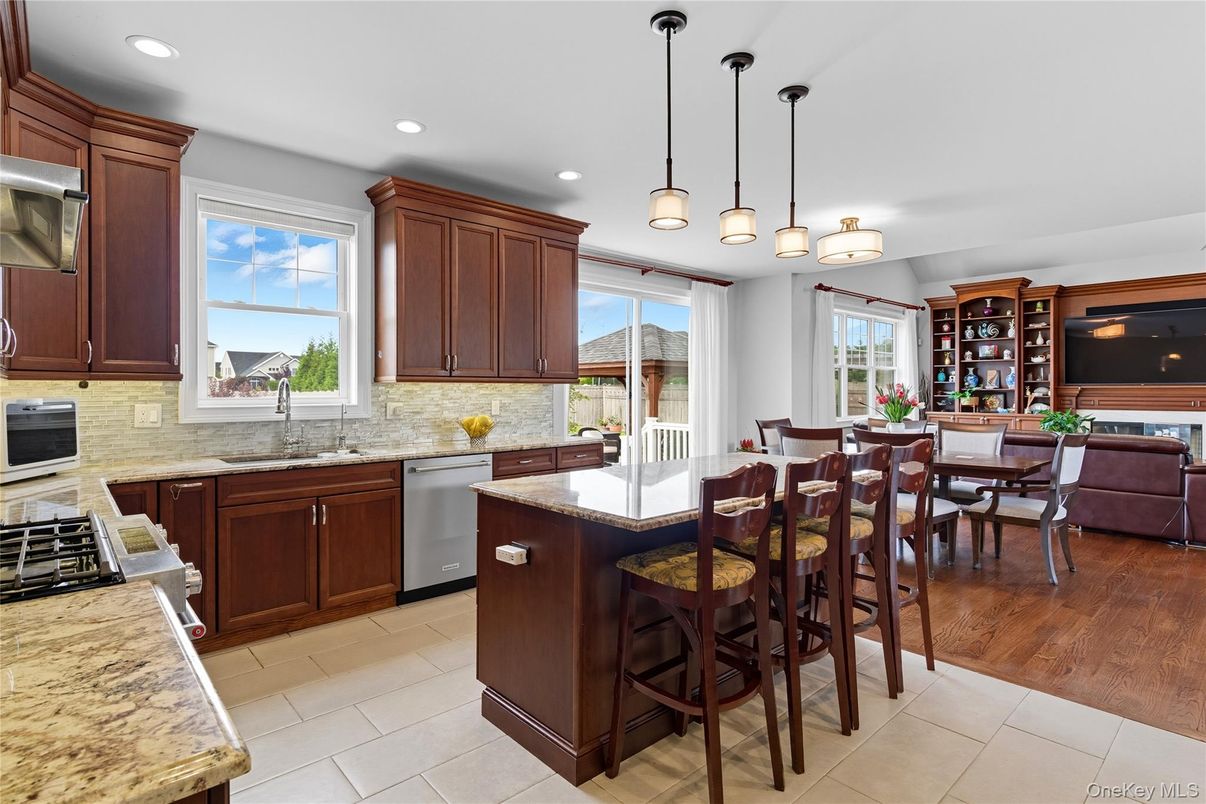 Dining room, Interior, Kitchen, Pendant Lights, Recessed Lighting, Wood Texture Flooring