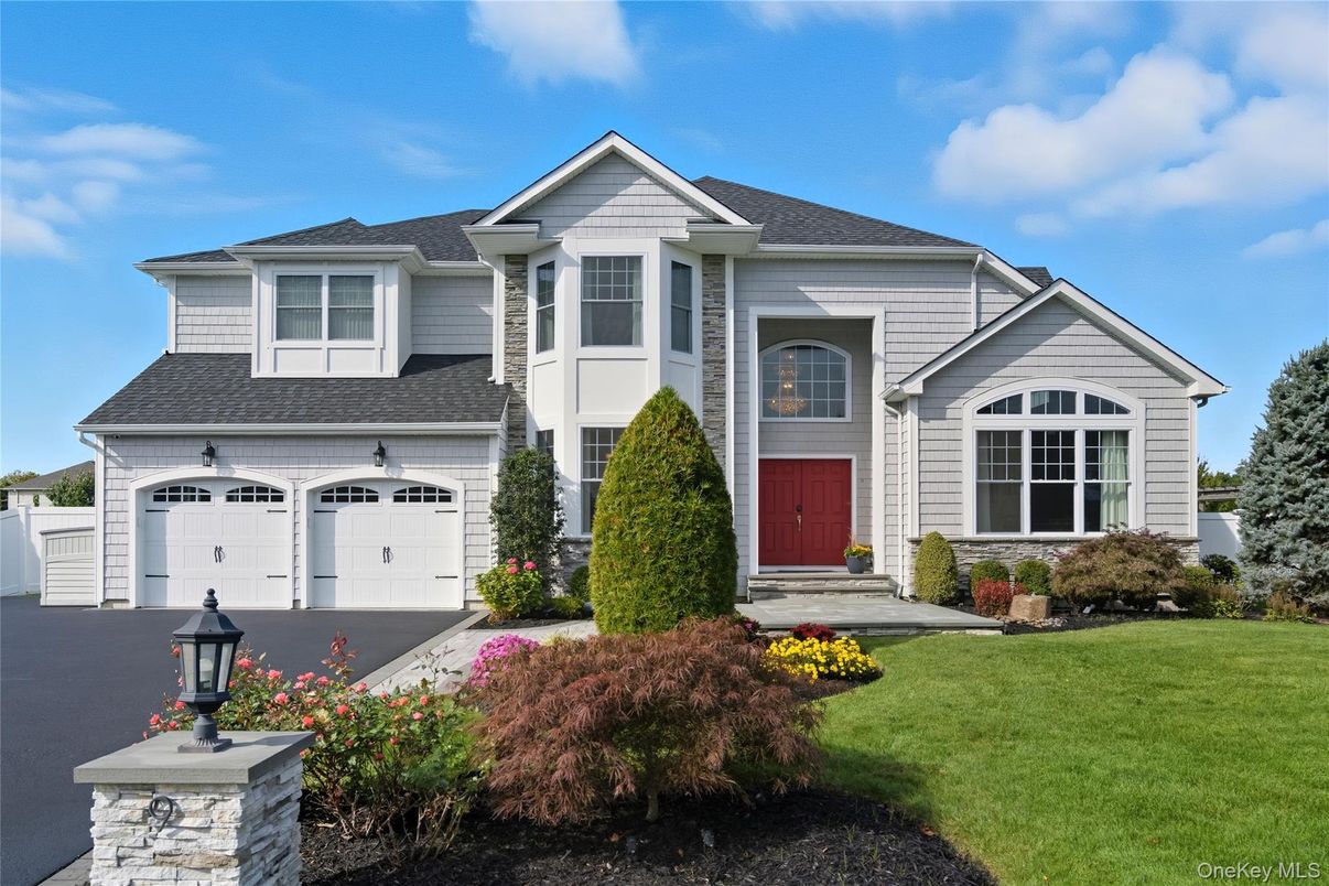 Attached, Exterior, Facade, Farmhouse