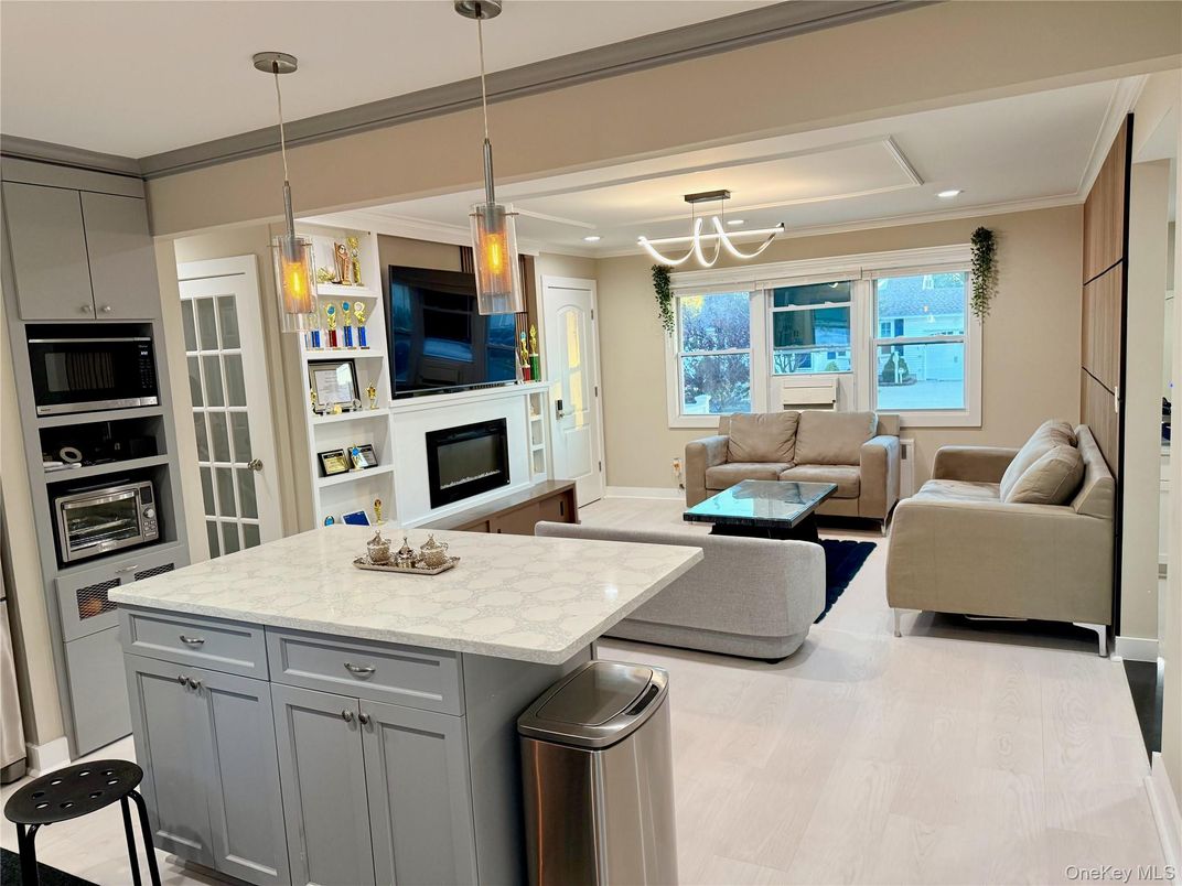 Interior, Kitchen, Living room, Pendant Lights, Recessed Lighting, Wood Texture Flooring