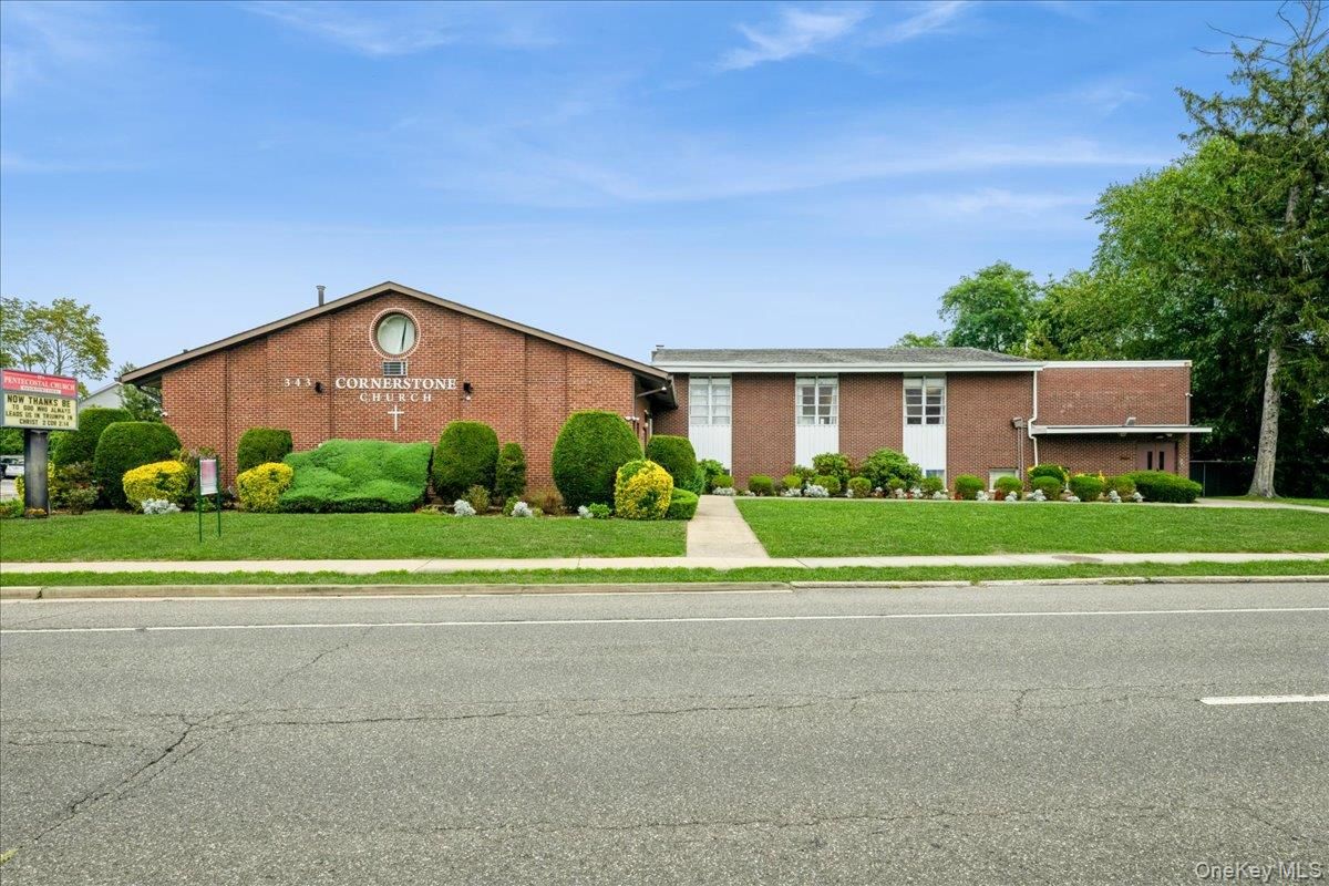 Exterior, Facade, Brick Facade, Ranch
