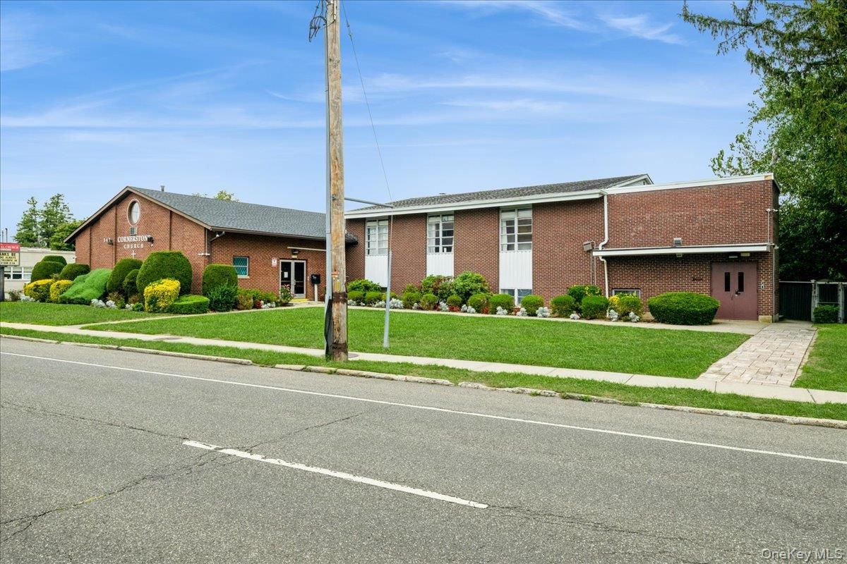 Exterior, Facade, Brick Facade, Ranch