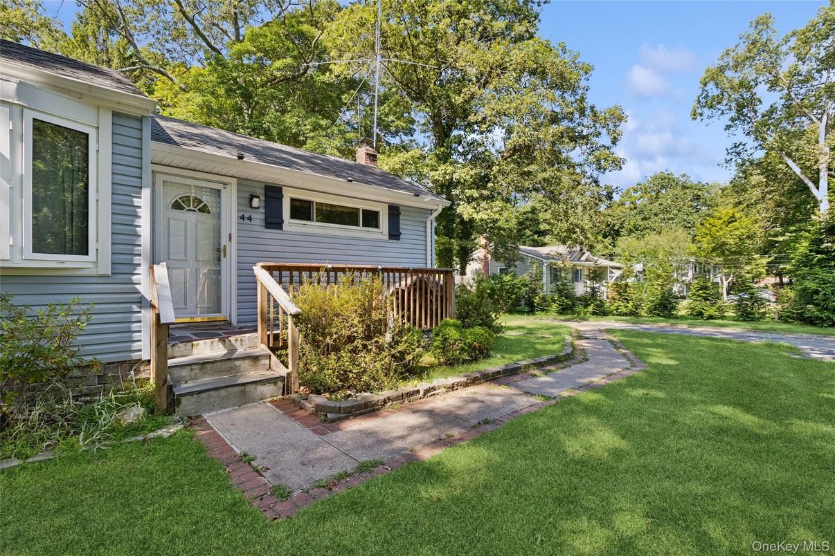 Backyard, Exterior, Facade, Raised Ranch