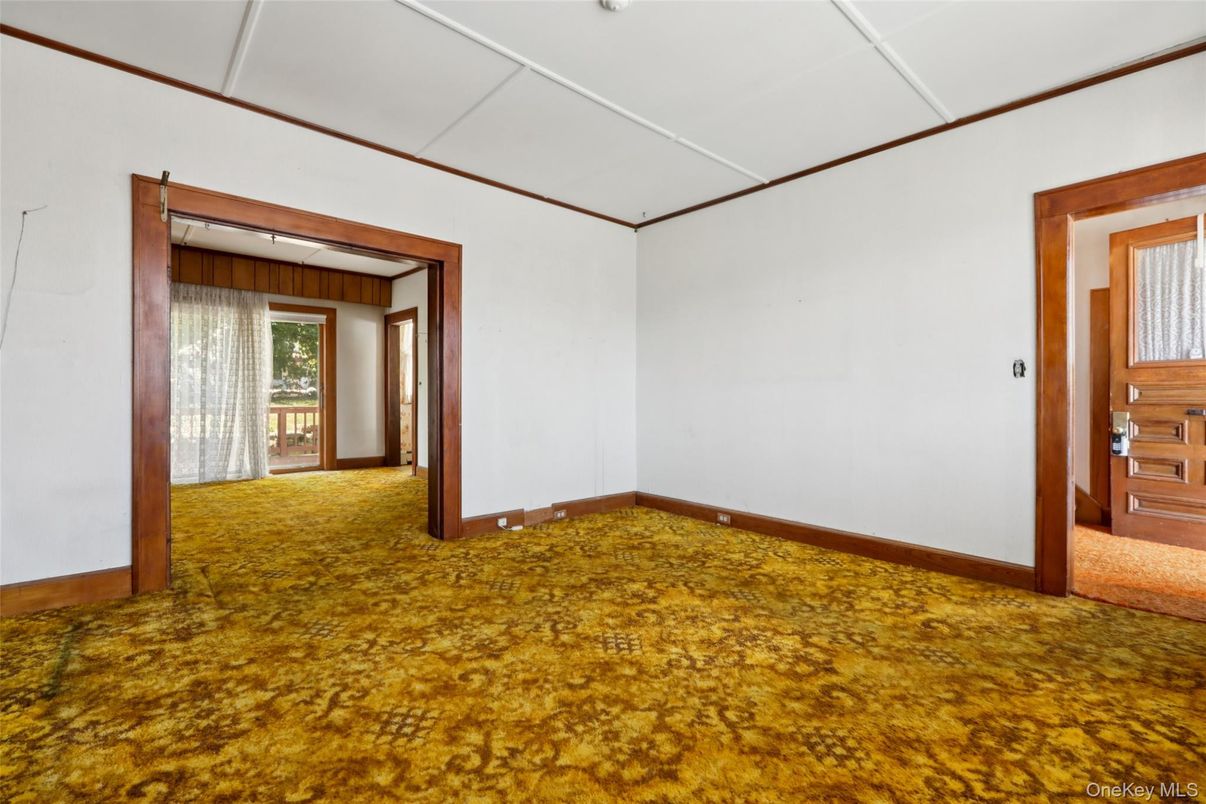 Empty room, Interior