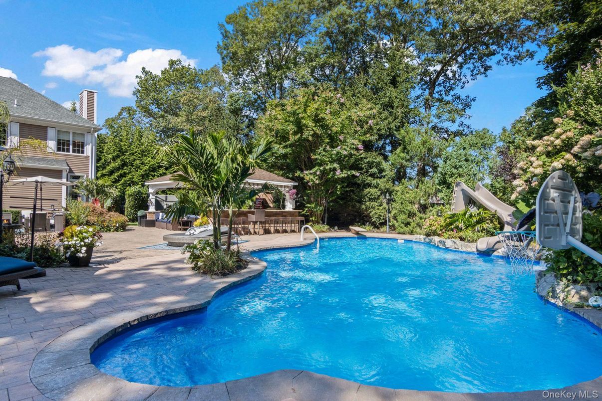 Exterior, Playground, Pool