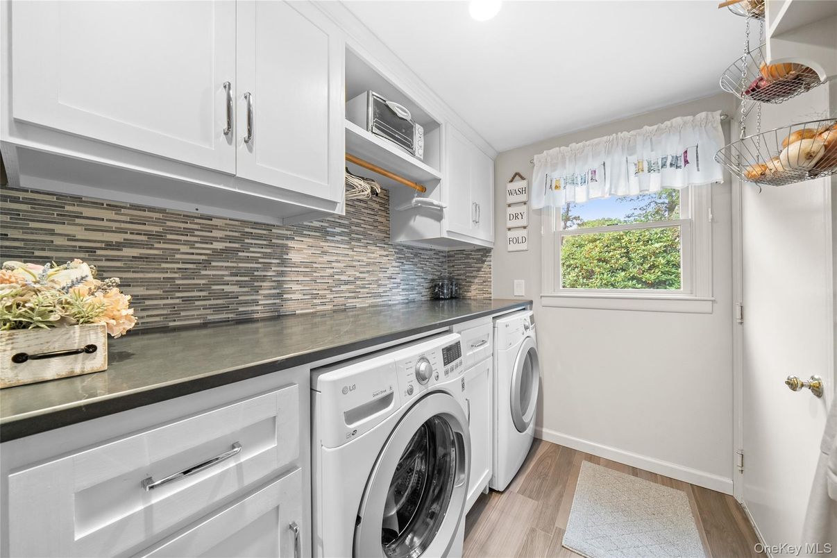 Interior, Recessed Lighting, Washer, Wood Texture Flooring