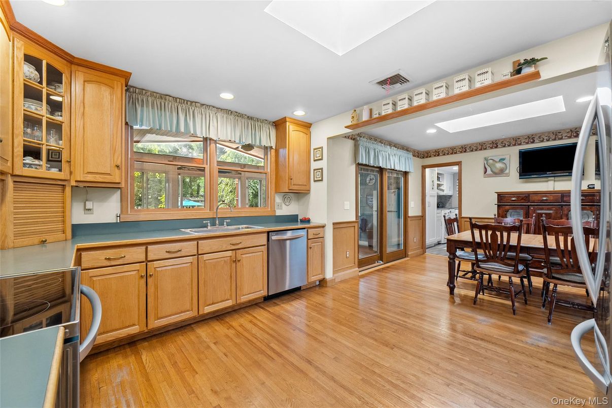 Dining room, Interior, Kitchen, Recessed Lighting, Wood Texture Flooring
