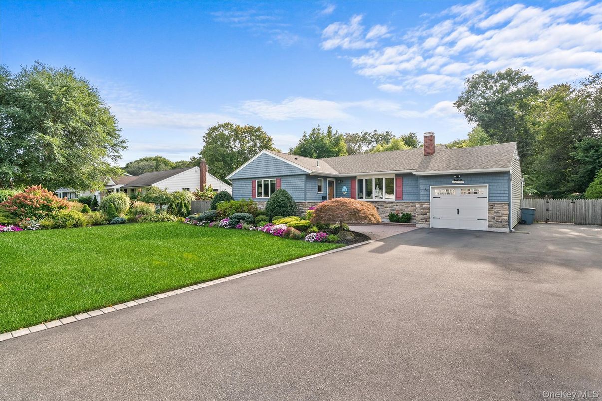 Attached, Exterior, Facade, Ranch