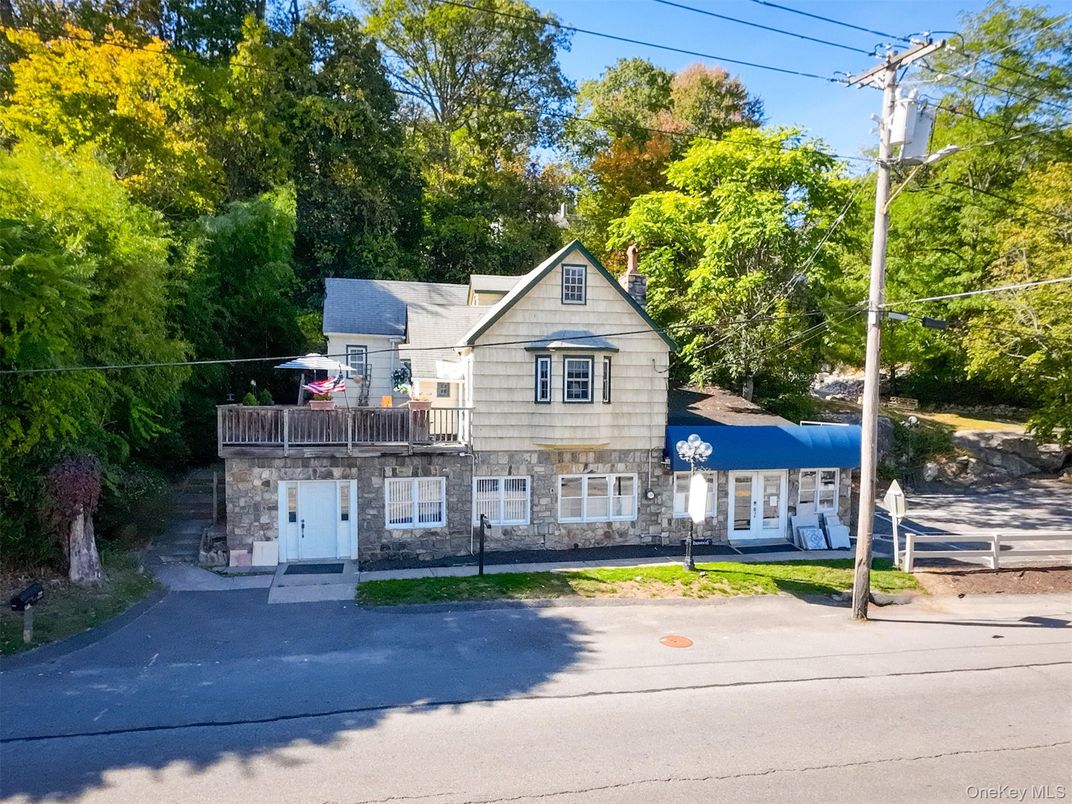 Exterior, Facade, Raised Ranch