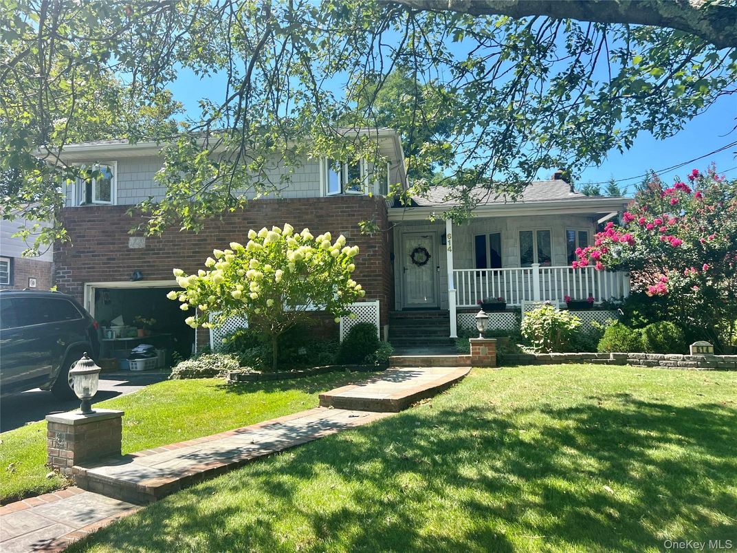 Exterior, Facade, Raised Ranch