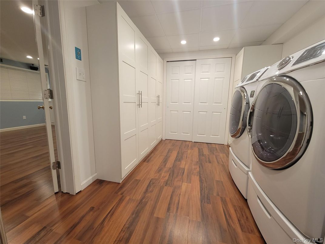Interior, Recessed Lighting, Washer, Wood Texture Flooring