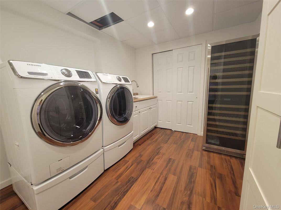 Interior, Recessed Lighting, Washer, Wood Texture Flooring