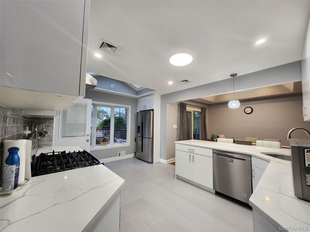 Dining room, Interior, Kitchen, Pendant Lights, Recessed Lighting, Stainless Steel Appliances