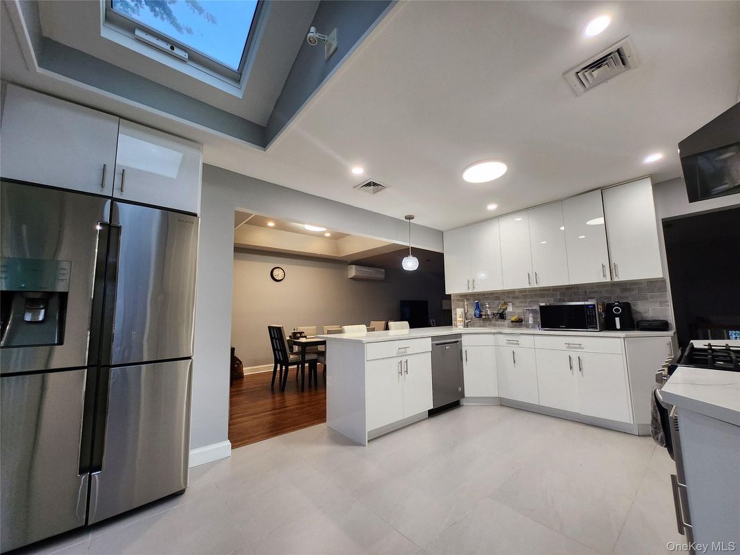 Dining room, Glass Ceilings, Interior, Kitchen, Pendant Lights, Recessed Lighting, Stainless Steel Appliances, Wood Texture Flooring