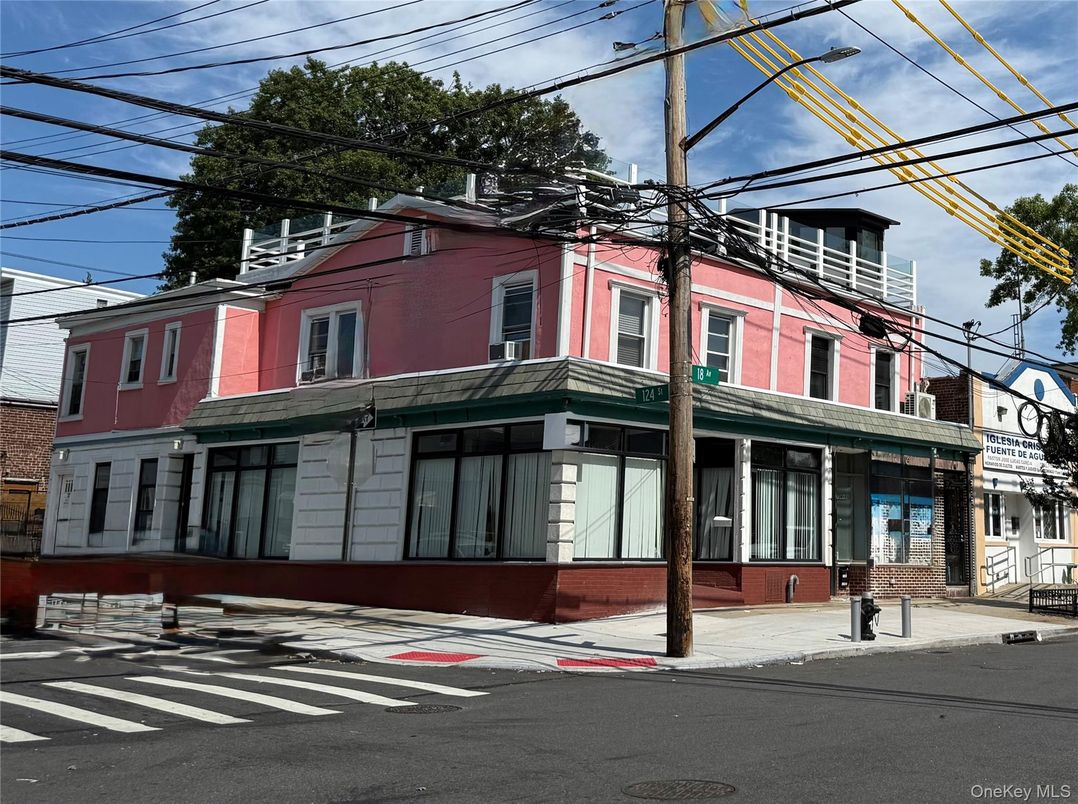 Exterior, Facade, Rowhouse