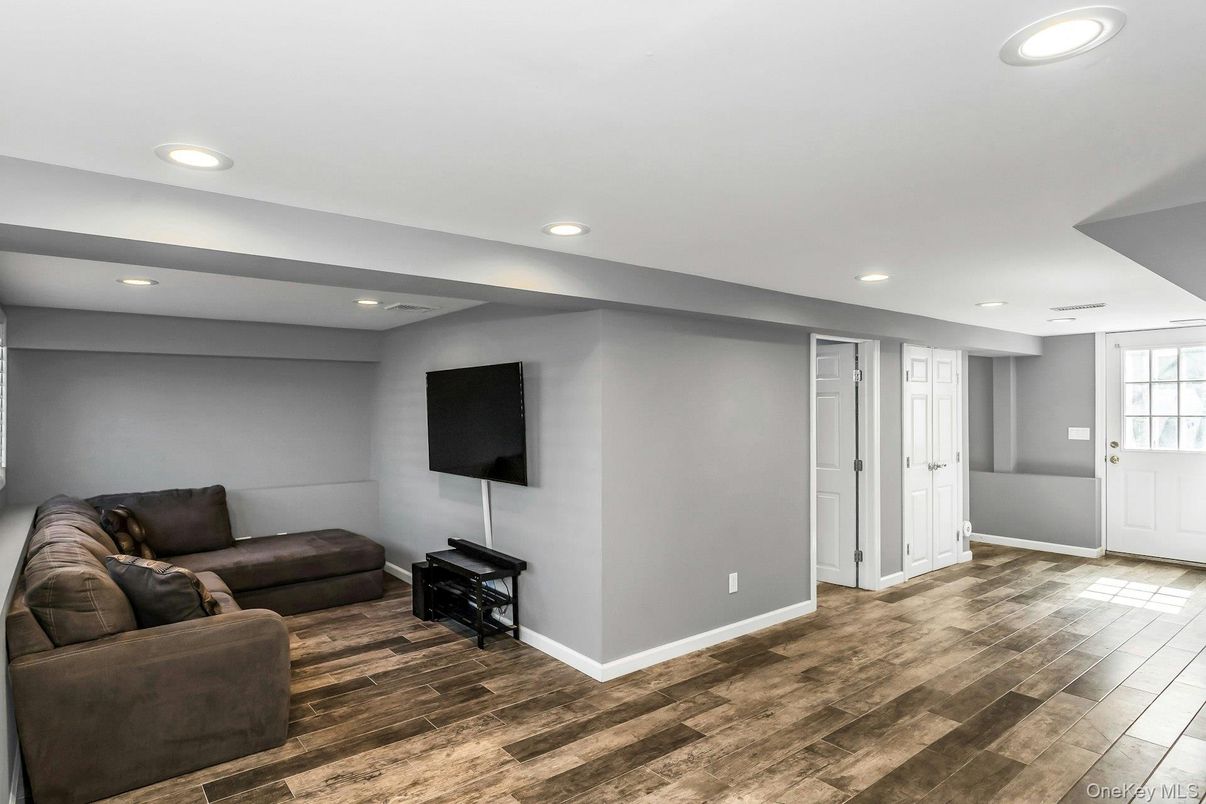 Interior, Recessed Lighting, Wood Texture Flooring